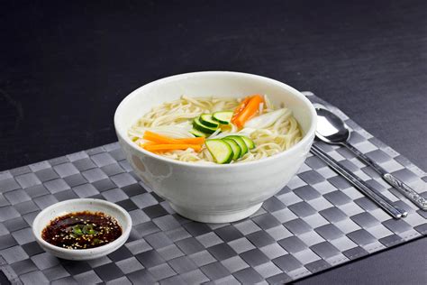  晋中刀削面:  シコシコの麺と濃厚なスープが織りなす、至福の一杯！