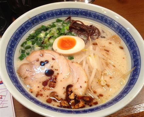  ラーメン！濃厚な豚骨スープとプリプリの麺が織りなす至福のハーモニーを、熊本で堪能しよう！