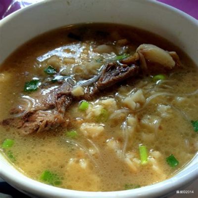  羊肉泡馍：スパイスの効いた濃厚なスープと、ふわふわの手作りの麺が織りなすホウホウの至高の一皿！