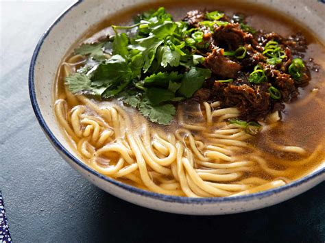  張掖の羊肉湯麺、濃厚なスープとプリッとした食感の麺のコントラストが絶妙！